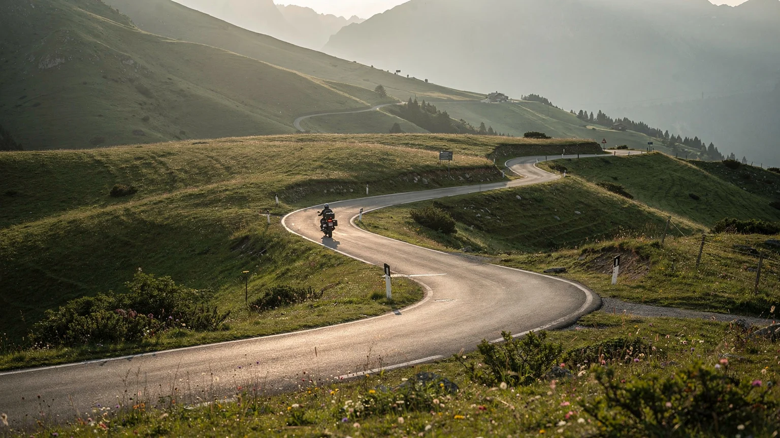 Une route de montagne au lever du jour